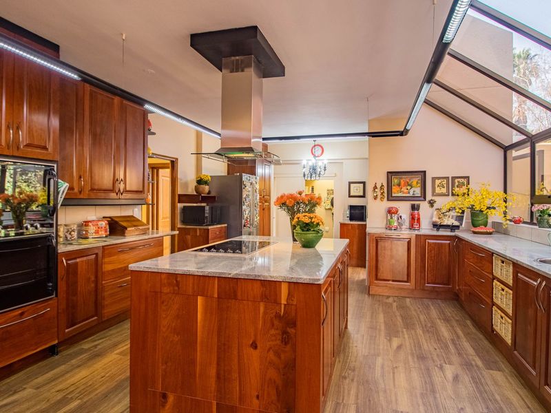 Ambassadorial Residence - Prime Position! - Photo 9