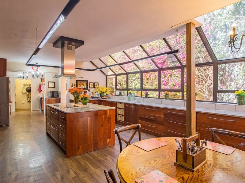 Ambassadorial Residence - Prime Position! - Photo 7