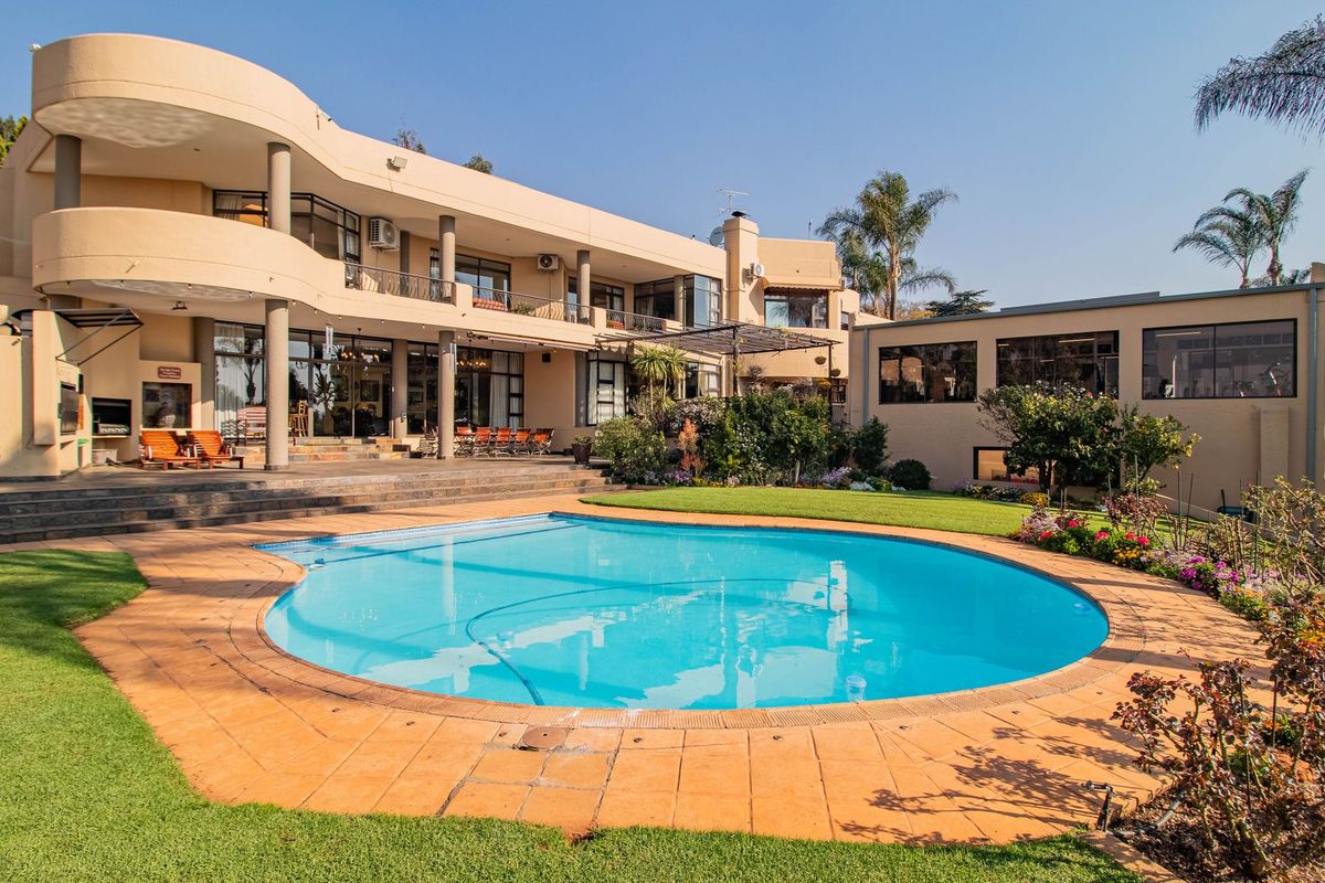 Ambassadorial Residence - Prime Position! - Photo 2