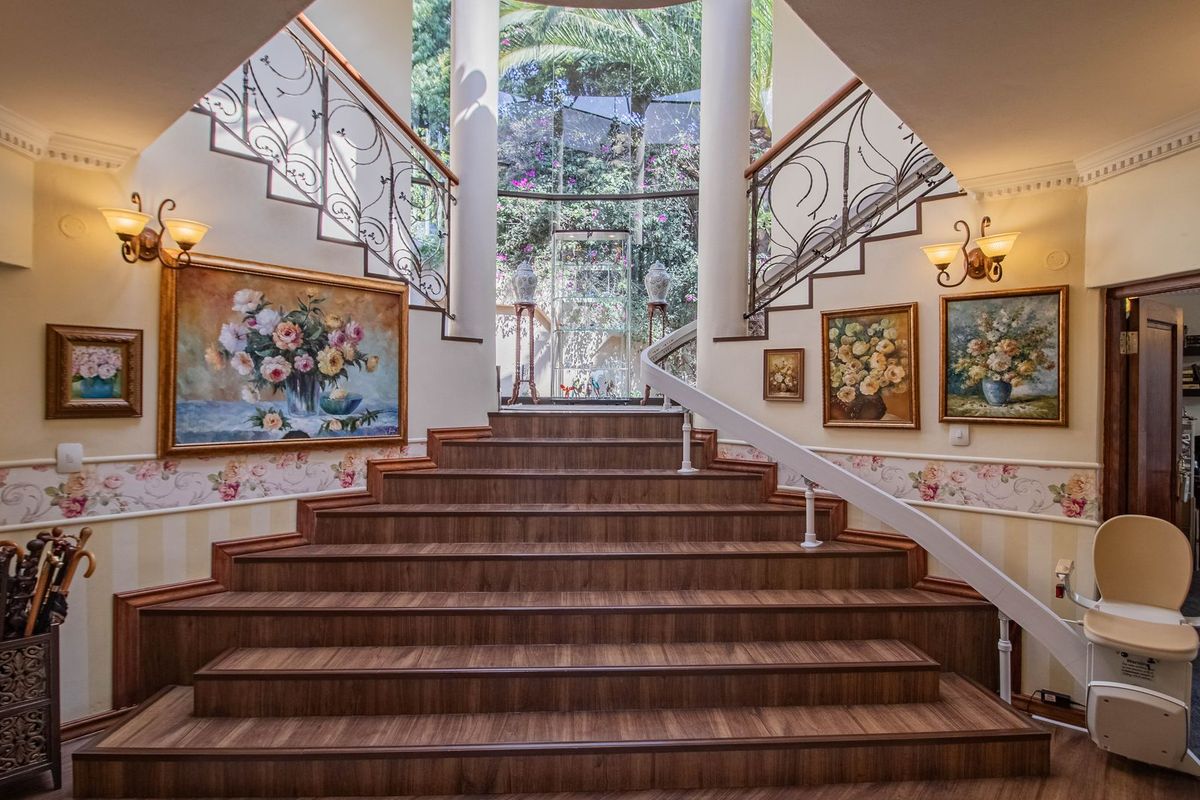 Ambassadorial Residence - Prime Position! - Photo 5