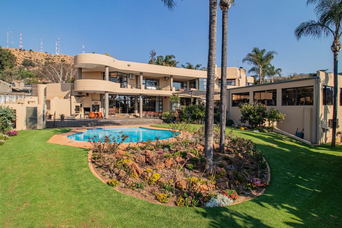 Ambassadorial Residence - Prime Position! - Photo 3