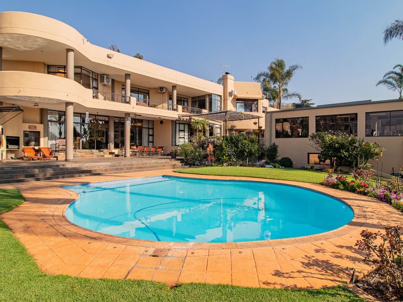 Ambassadorial Residence - Prime Position! - Photo 1
