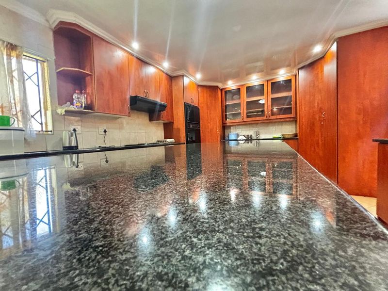 Spacious 4-Bedroom Family Home with Double Garage, Carports - Photo 5