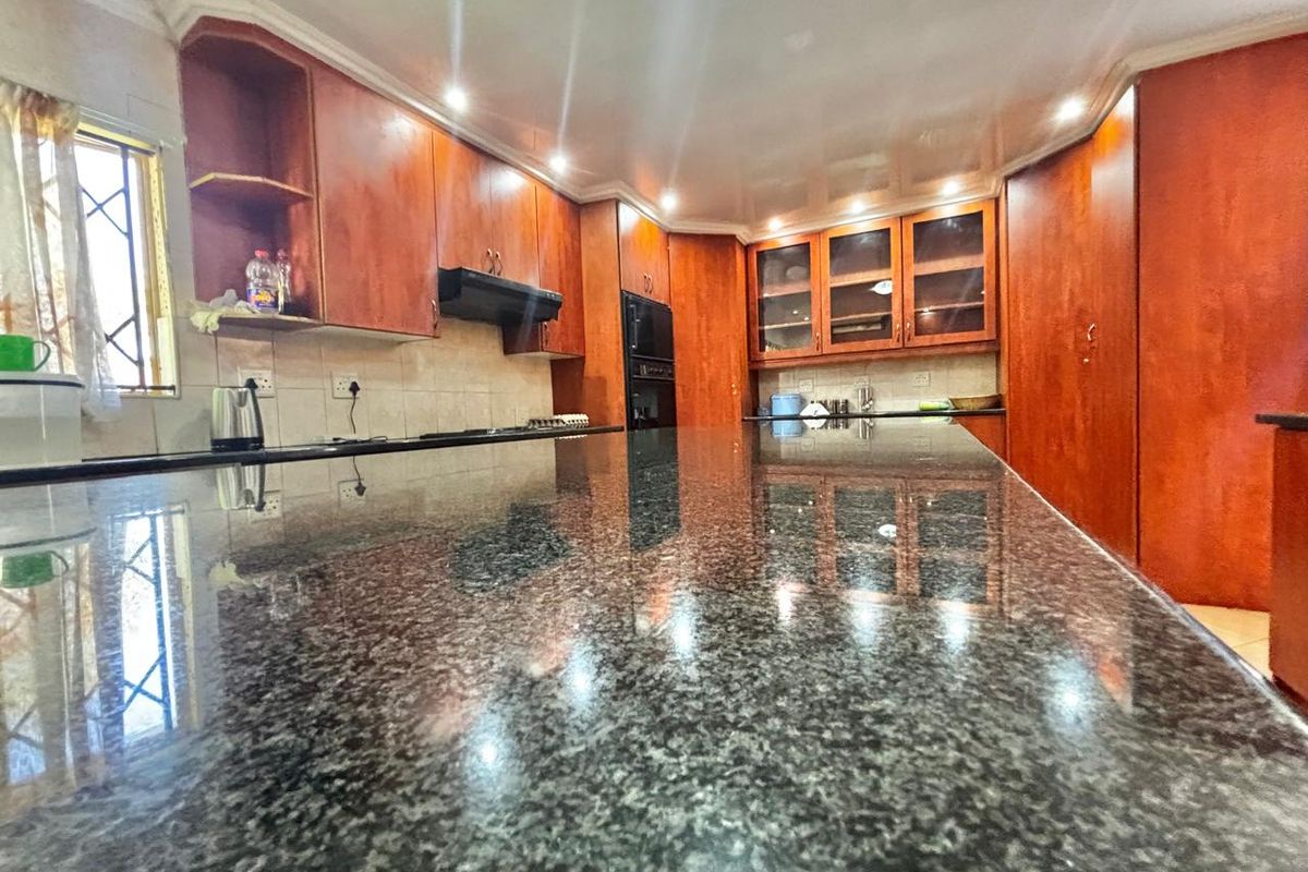 Spacious 4-Bedroom Family Home with Double Garage, Carports - Photo 5