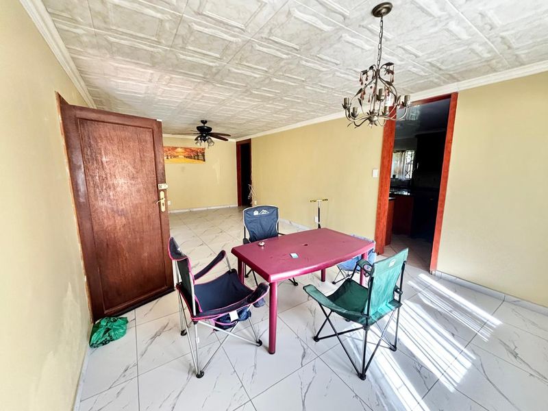 Spacious 4-Bedroom Family Home with Double Garage, Carports - Photo 2