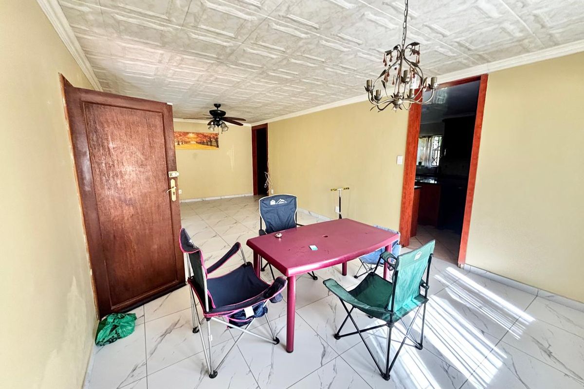 Spacious 4-Bedroom Family Home with Double Garage, Carports - Photo 2