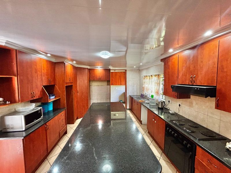 Spacious 4-Bedroom Family Home with Double Garage, Carports - Photo 9