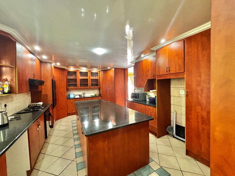 Spacious 4-Bedroom Family Home with Double Garage, Carports - Photo 8