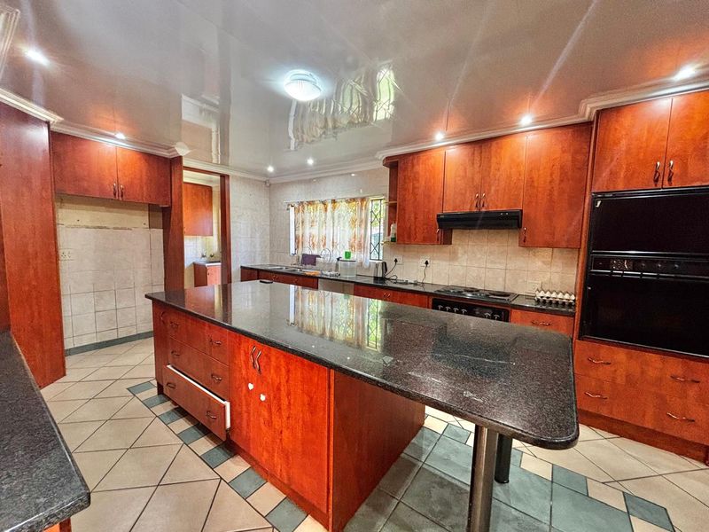 Spacious 4-Bedroom Family Home with Double Garage, Carports - Photo 7