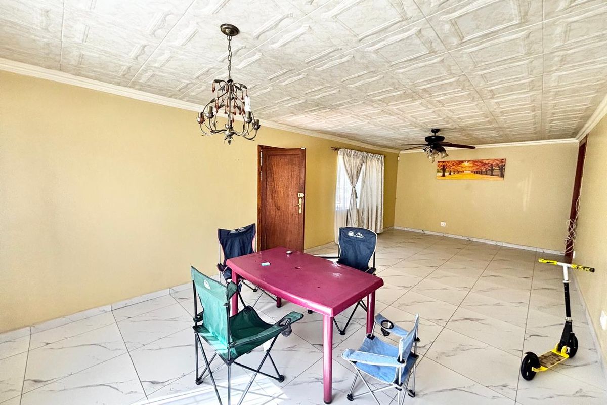 Spacious 4-Bedroom Family Home with Double Garage, Carports - Photo 3