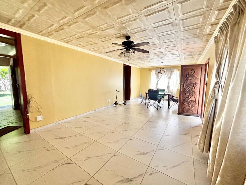 Spacious 4-Bedroom Family Home with Double Garage, Carports - Photo 4