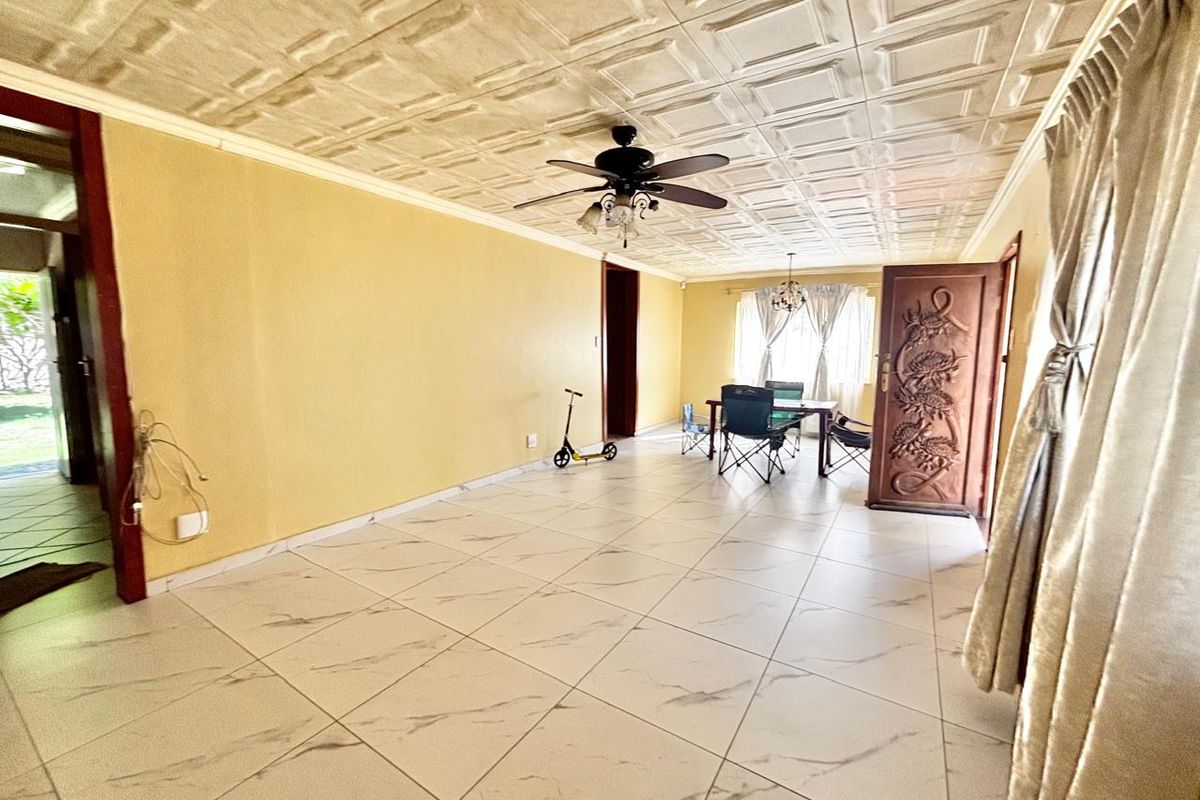 Spacious 4-Bedroom Family Home with Double Garage, Carports - Photo 4