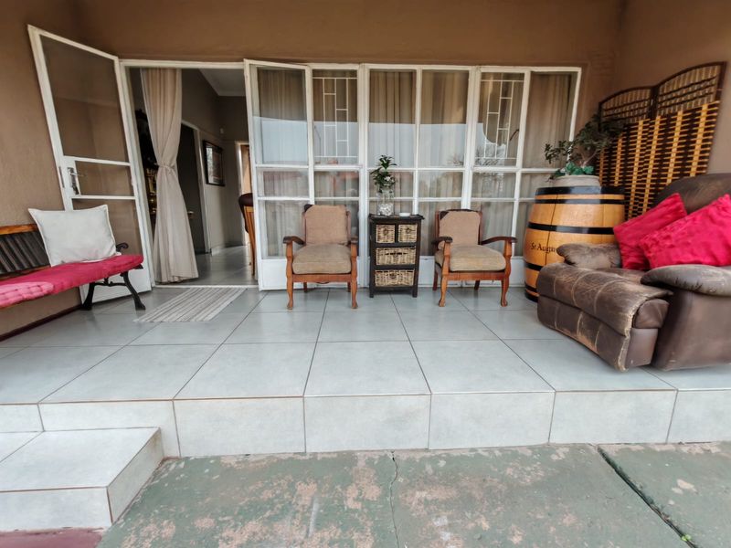 Perfect for Families and Entertainers - Photo 3