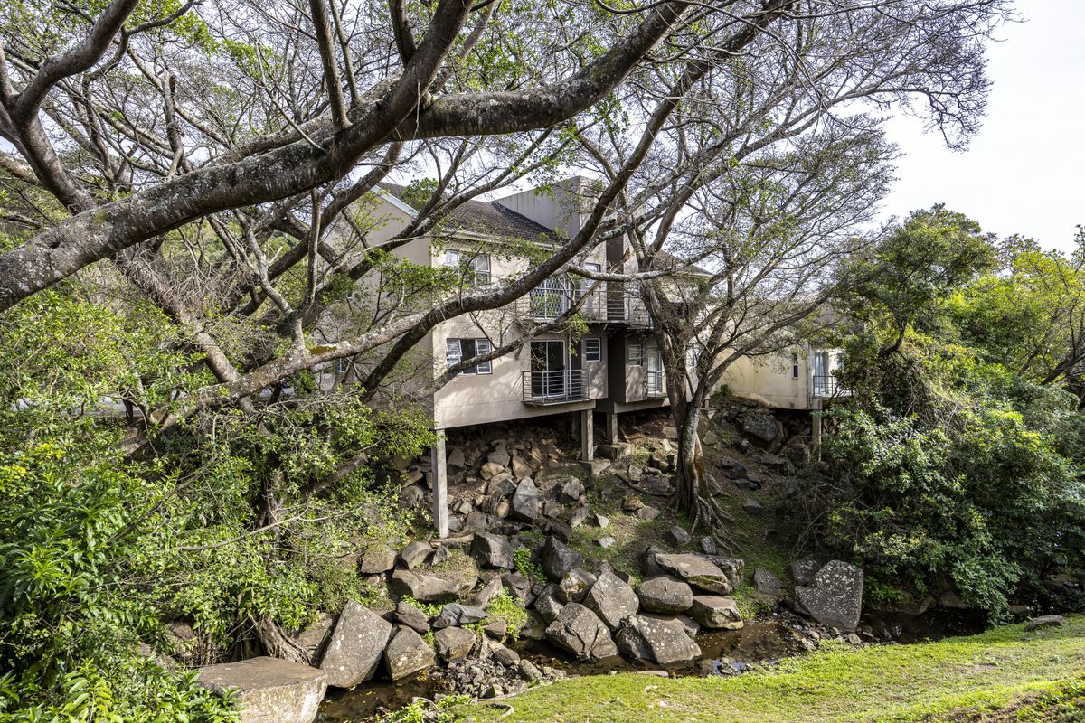 Bonnie Doon - Convenient, lock up and go living - Photo 2