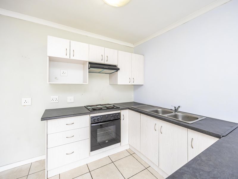Bonnie Doon - Convenient, lock up and go living - Photo 9