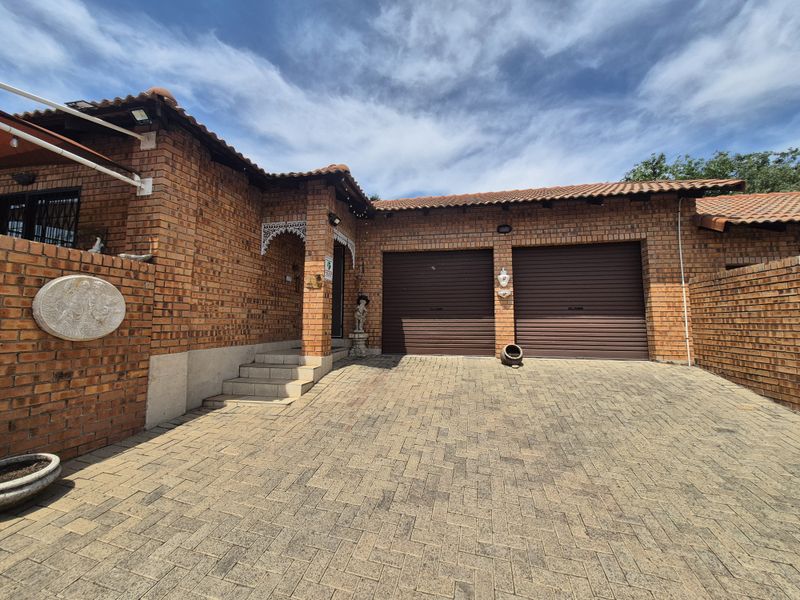 Townhouse For Sale In Secunda - Photo 2