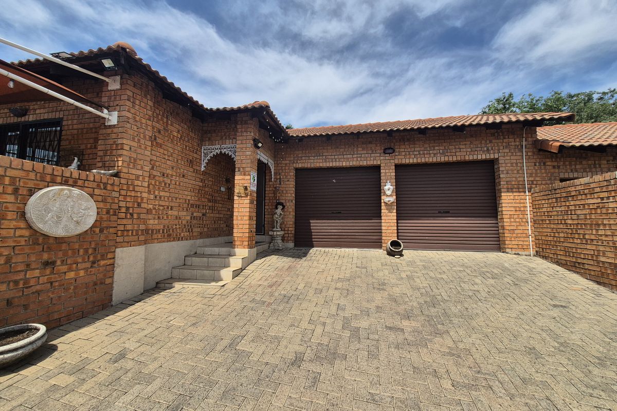 Townhouse For Sale In Secunda - Photo 2