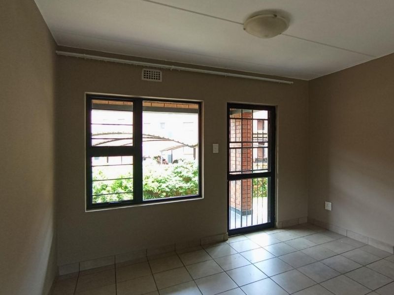 Modern two bedroom apartment with garden - Photo 3
