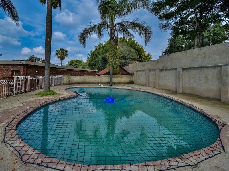 Modern 4-Bedroom Home in Waterkloof Glen with swimming pool. - Photo 6