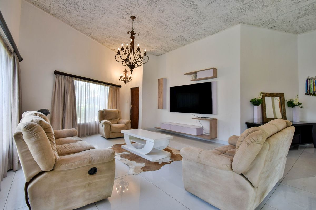Modern 4-Bedroom Home in Waterkloof Glen with swimming pool. - Photo 3