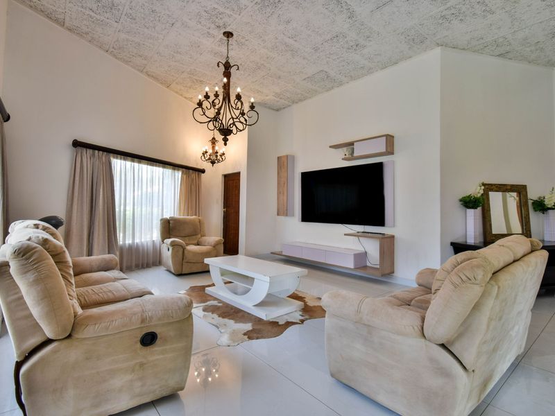 Modern 4-Bedroom Home in Waterkloof Glen with swimming pool. - Photo 3