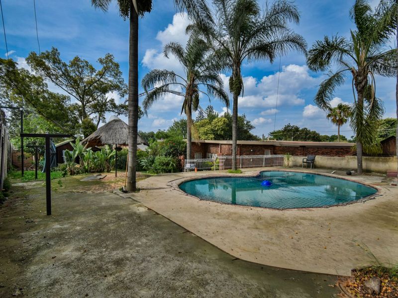 Modern 4-Bedroom Home in Waterkloof Glen with swimming pool. - Photo 2