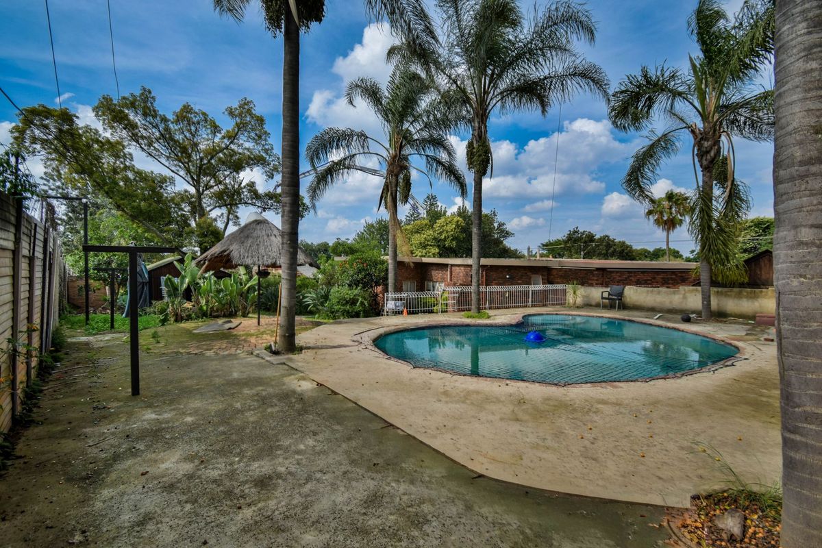 Modern 4-Bedroom Home in Waterkloof Glen with swimming pool. - Photo 2