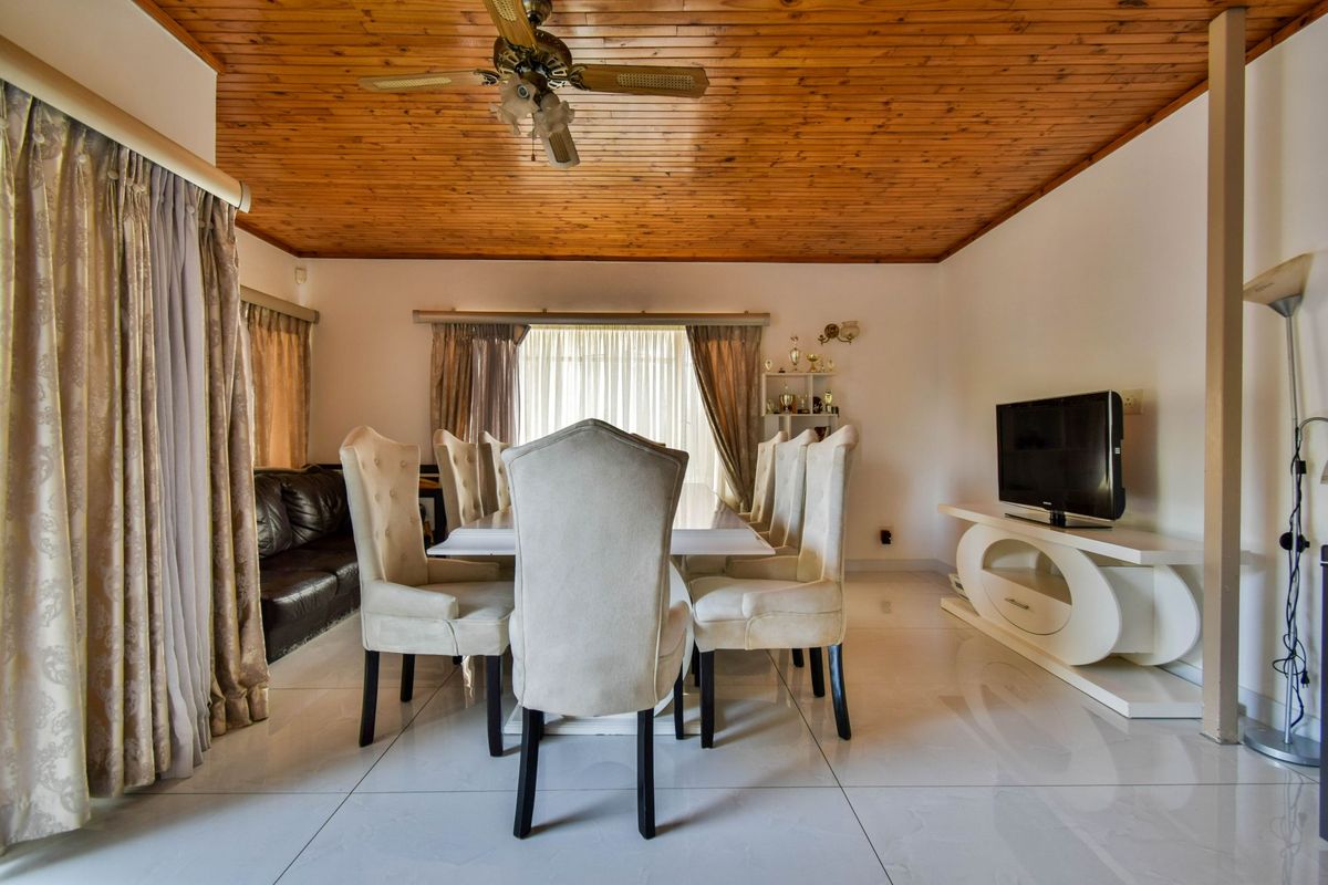 Modern 4-Bedroom Home in Waterkloof Glen with swimming pool. - Photo 4