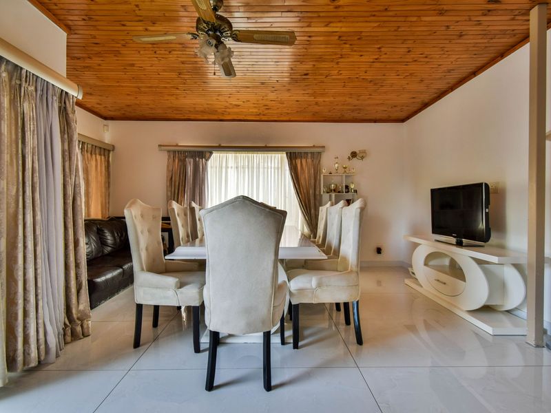 Modern 4-Bedroom Home in Waterkloof Glen with swimming pool. - Photo 4