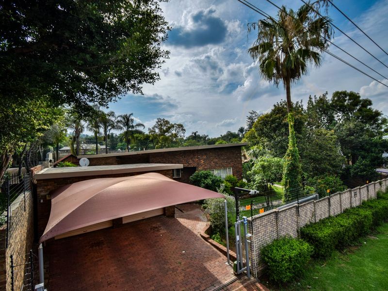 Modern 4-Bedroom Home in Waterkloof Glen with swimming pool. - Photo 7