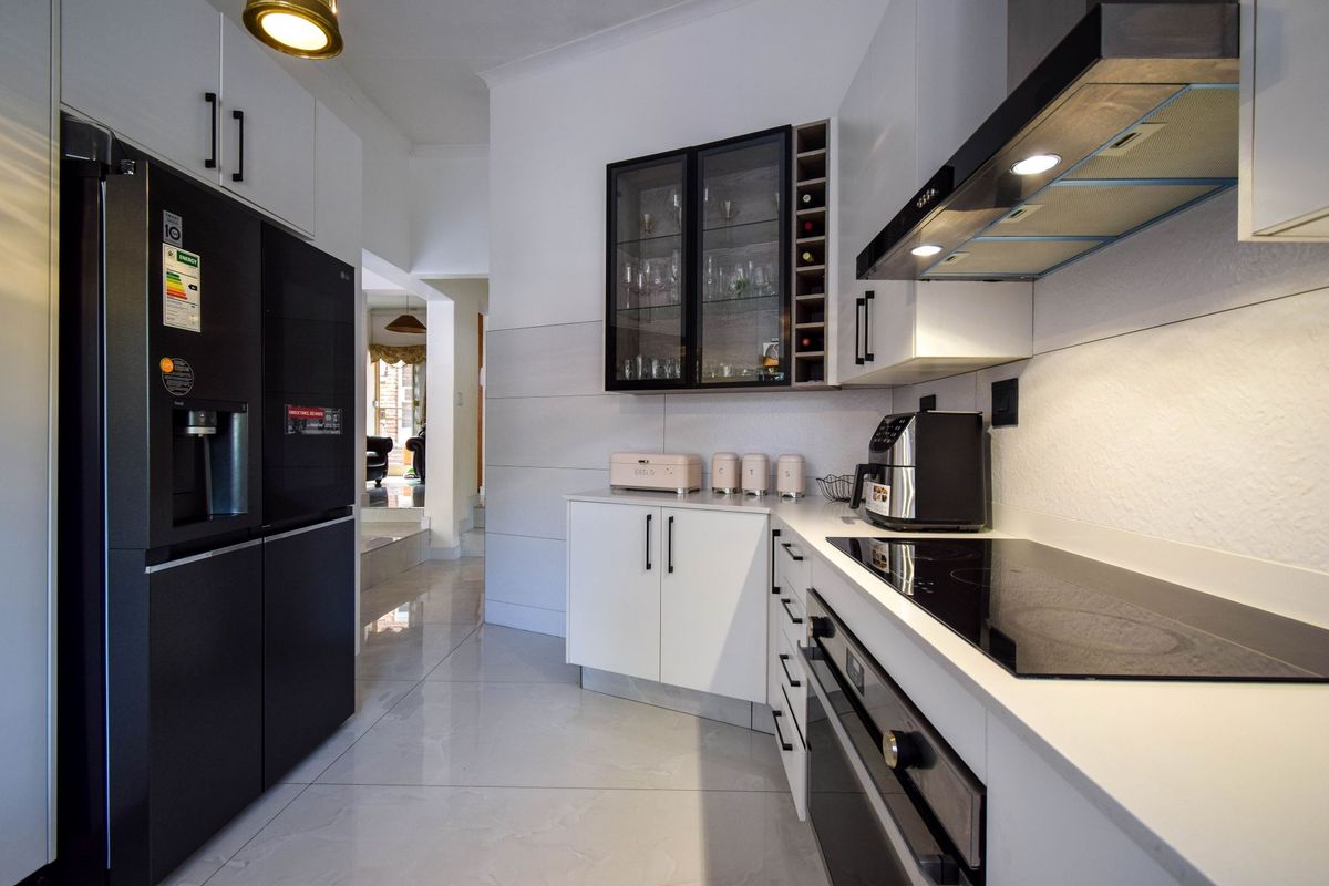 Modern 4-Bedroom Home in Waterkloof Glen with swimming pool. - Photo 5