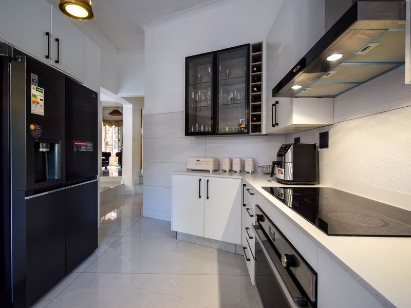 Modern 4-Bedroom Home in Waterkloof Glen with swimming pool. - Photo 5