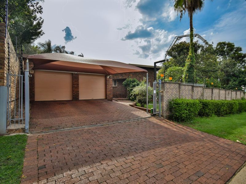 Modern 4-Bedroom Home in Waterkloof Glen with swimming pool. - Photo 10