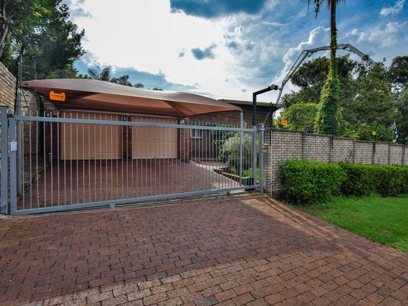 Modern 4-Bedroom Home in Waterkloof Glen with swimming pool. - Photo 9