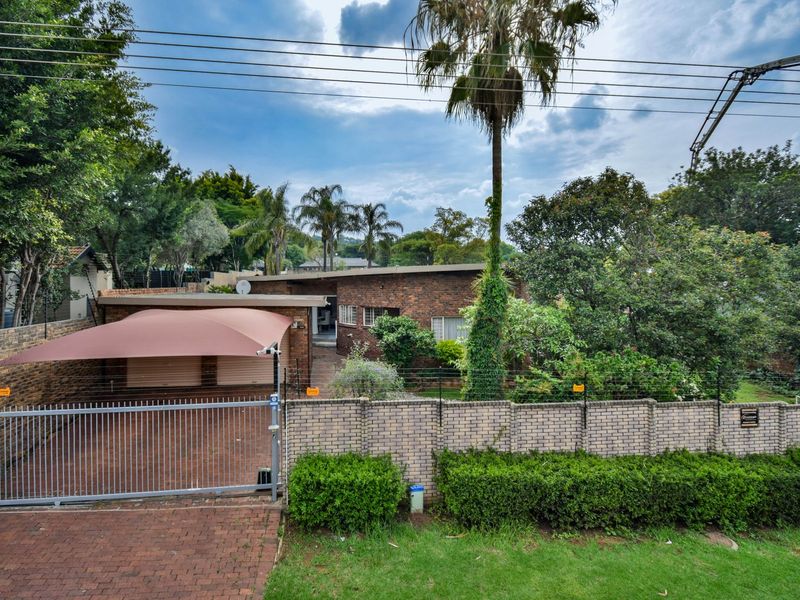 Modern 4-Bedroom Home in Waterkloof Glen with swimming pool. - Photo 8