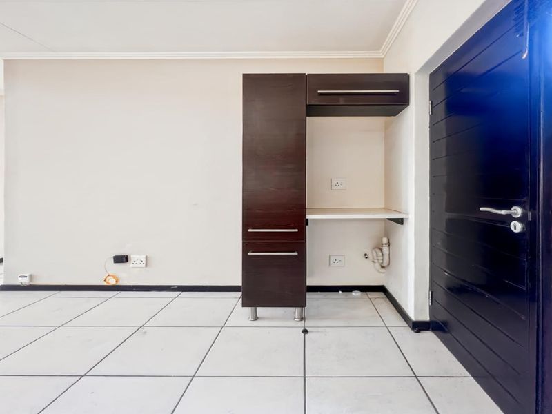 Modern 2-Bedroom Apartment with Exceptional Amenities in Douglasdale - Photo 9