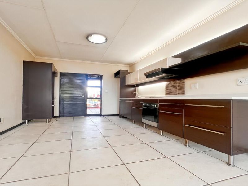 Modern 2-Bedroom Apartment with Exceptional Amenities in Douglasdale - Photo 3