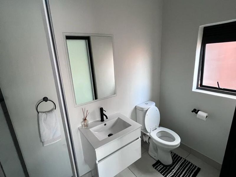 Modern 1-Bedroom Apartment at The Blue Gate, Silver Lake - Photo 9