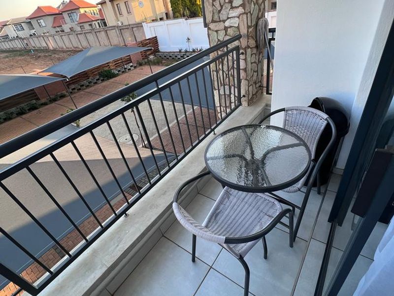 Modern 1-Bedroom Apartment at The Blue Gate, Silver Lake - Photo 6