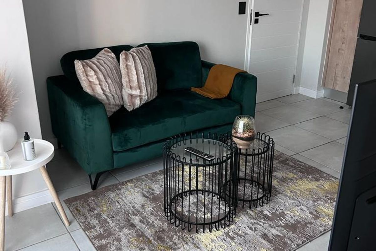 Modern 1-Bedroom Apartment at The Blue Gate, Silver Lake - Photo 2