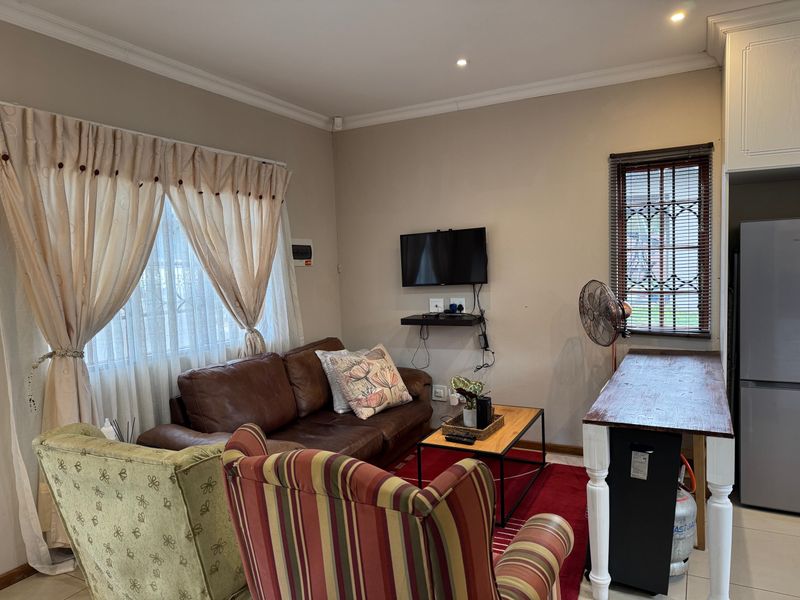 Fully Furnished One-Bedroom Garden Cottage in Hilton - Photo 5