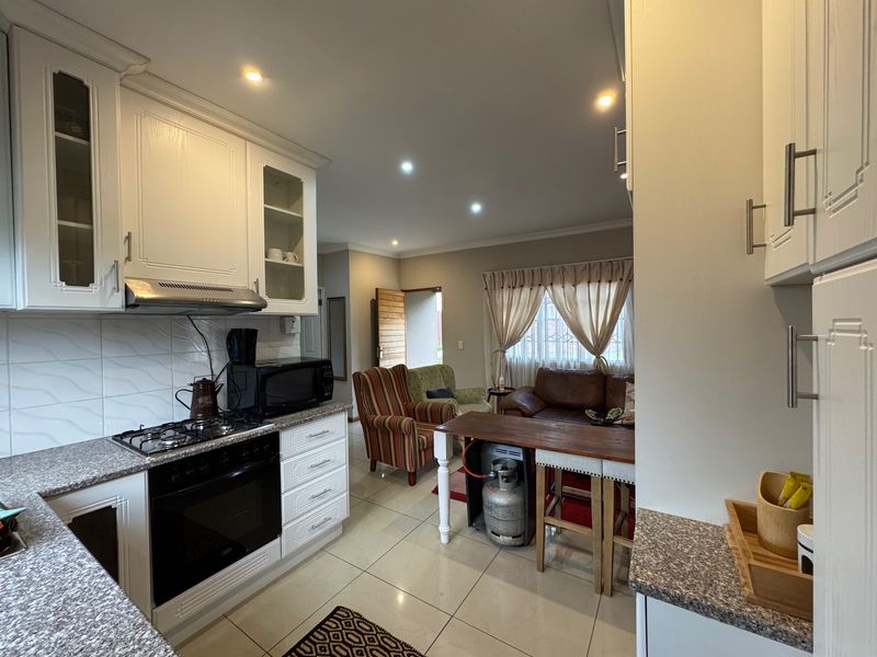 Fully Furnished One-Bedroom Garden Cottage in Hilton - Photo 10