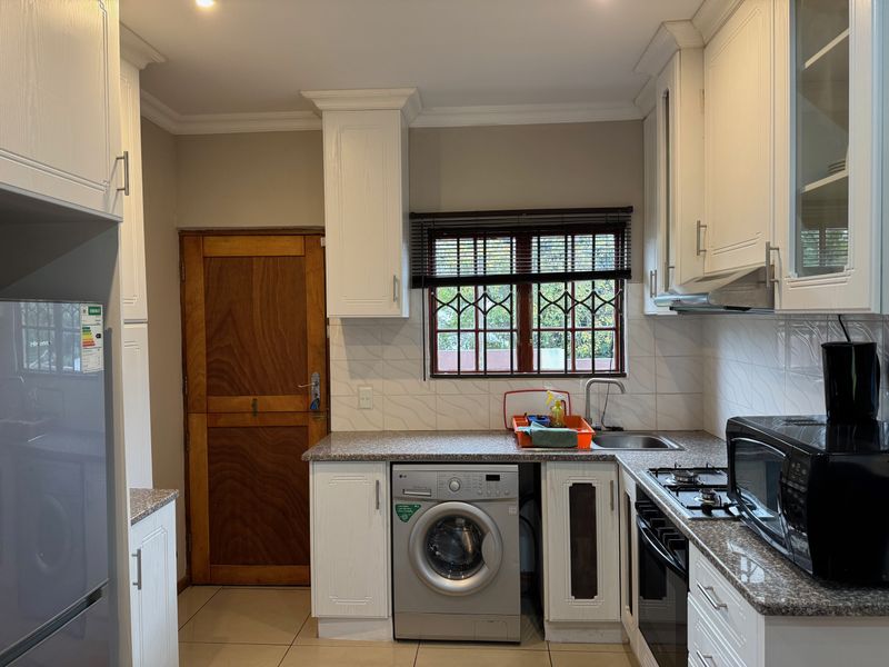 Fully Furnished One-Bedroom Garden Cottage in Hilton - Photo 7