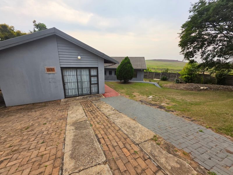 Spacious Family Home with Pool & Large Yard - Photo 2