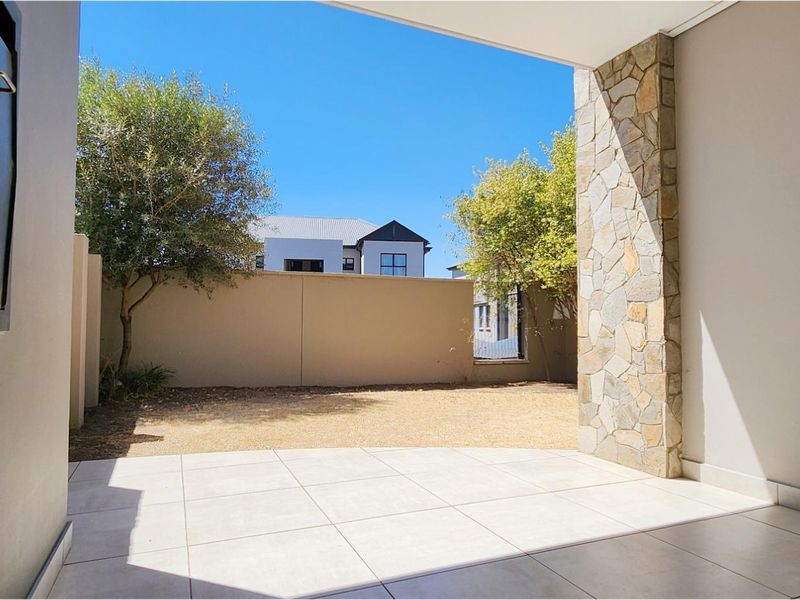 Lovely Ground Floor 3-Bedroom Apartment with Private Garden – Perfect Lock-Up-and-Go Living - Photo 7