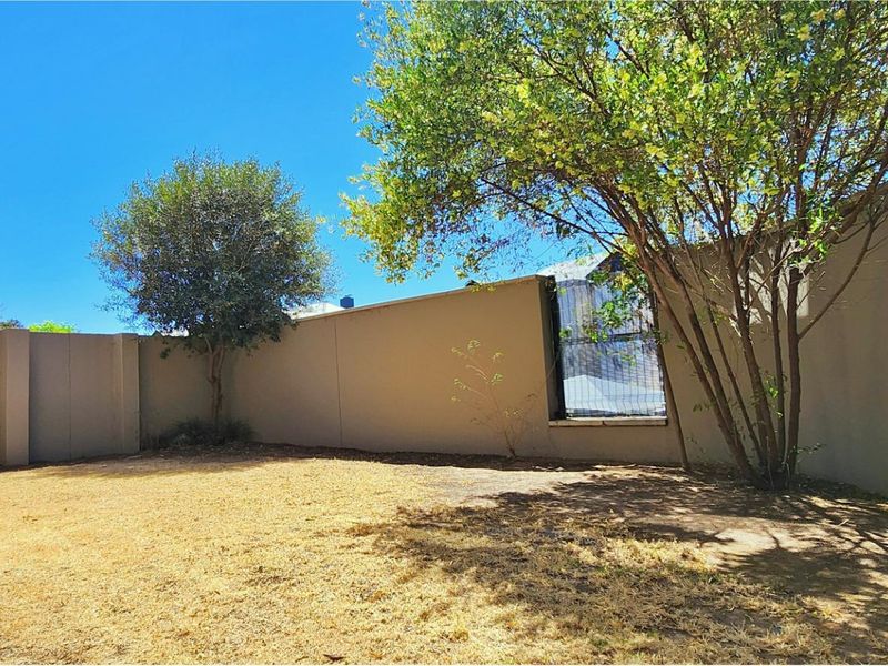 Lovely Ground Floor 3-Bedroom Apartment with Private Garden – Perfect Lock-Up-and-Go Living - Photo 10