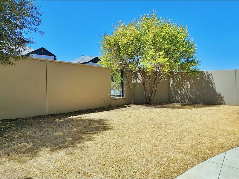 Lovely Ground Floor 3-Bedroom Apartment with Private Garden – Perfect Lock-Up-and-Go Living - Photo 8