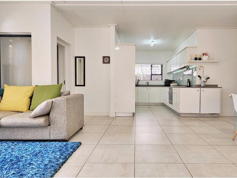 Lovely Ground Floor 3-Bedroom Apartment with Private Garden – Perfect Lock-Up-and-Go Living - Photo 2