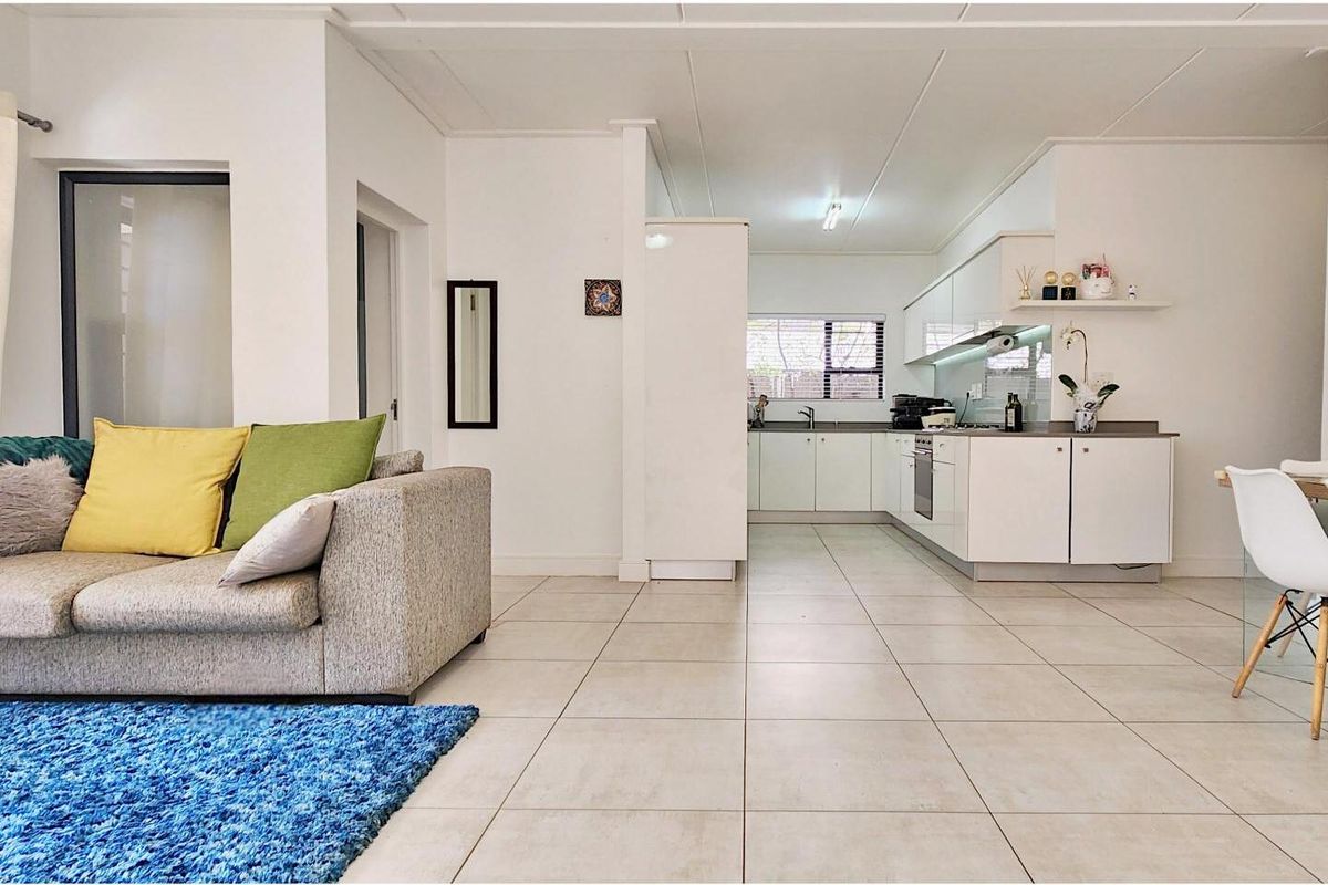 Lovely Ground Floor 3-Bedroom Apartment with Private Garden – Perfect Lock-Up-and-Go Living - Photo 2