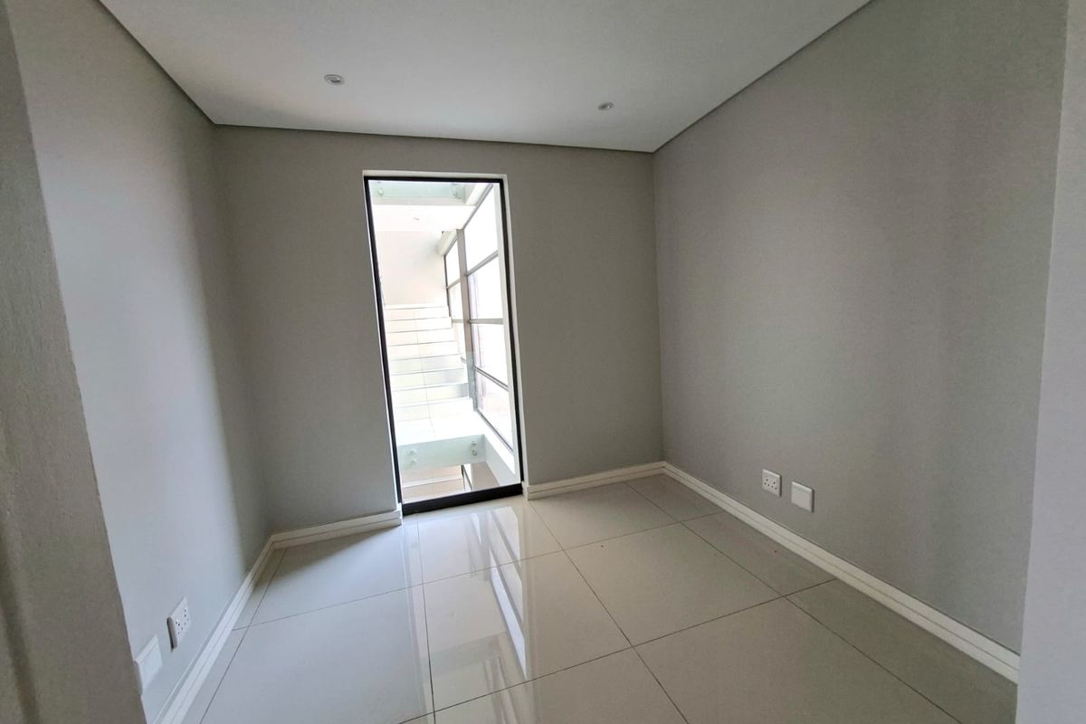 Modern Five-Bedroom Triplex Villa - Photo 5